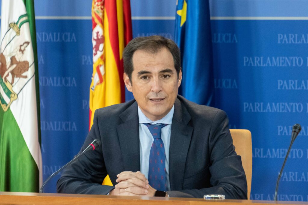 Nieto subraya que el PP seguirá trabajando por los grandes acuerdos y  que el gobierno andaluz “está más activo que nunca”